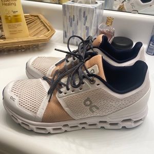 Womens ON Cloudstratus Size 9